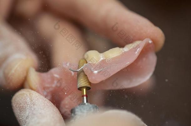 牙齿的技术人员做牙齿的假肢采用牙齿的实验室
