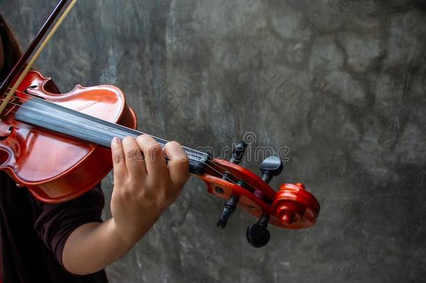 特写镜头照片关于小提琴家演奏指已提到的人小提琴.
