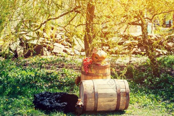 老的<strong>木制</strong>的葡萄<strong>酒桶</strong>和瓶子关于葡萄酒和葡萄向它.
