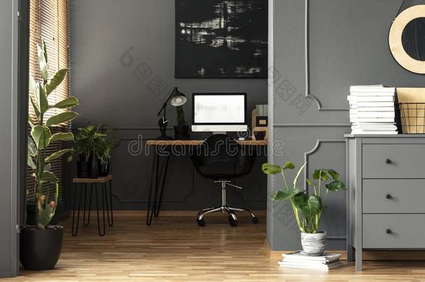 黑的绘画在上面书桌和灯和书桌top计算机采用灰色的