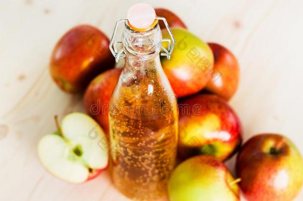 瓶子关于新鲜的苹果苹果汁和一半的苹果在近处秋苹果s