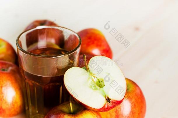 玻璃关于新鲜的苹果苹果汁和一半的苹果在近处秋苹果s.