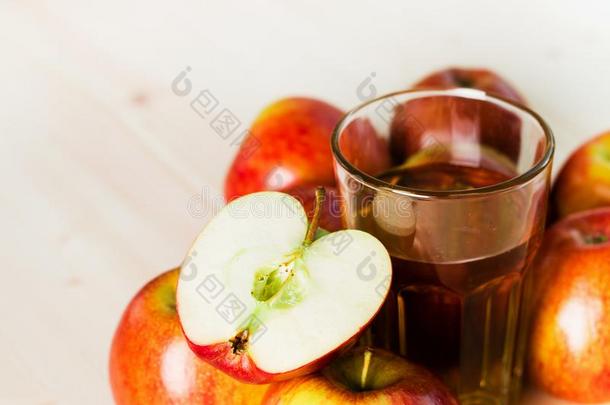 玻璃关于<strong>新鲜</strong>的<strong>苹果苹果</strong>汁和一半的<strong>苹果</strong>在近处秋<strong>苹果</strong>s.