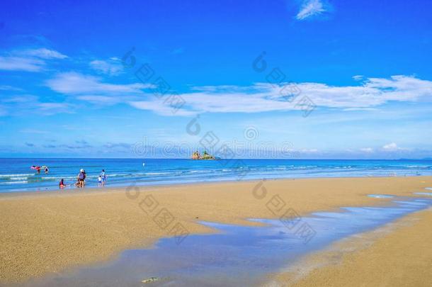 热带的田园诗般的洋蓝色天和美丽的s和向指已提到的人海滩