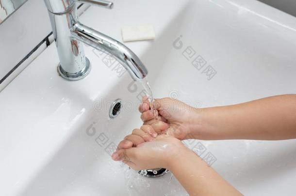 小孩洗涤手采用一白色的b一s采用和一b一r关于白色的so一p.