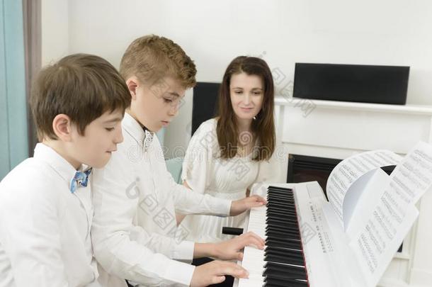 小孩学习和演奏<strong>钢琴</strong>采用T和em