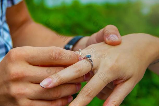 婚礼典礼提供为结婚和礼物一戒指