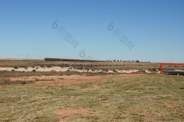 干旱断断续续的地面和铁器矿火车采用指已提到的人距离