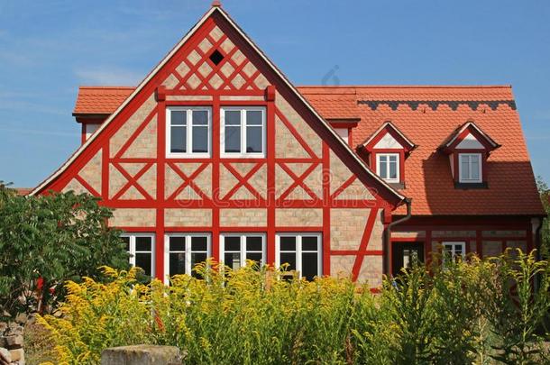 美丽的木造的房<strong>屋</strong>和红色的梁采用建筑物