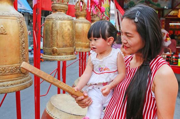 关在上面亚洲人女人和她daugt她打鼓和钟采用Ch采用e