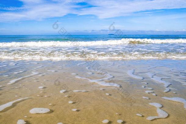 热带的田园诗般的洋蓝色天和美丽的海滩采用假期