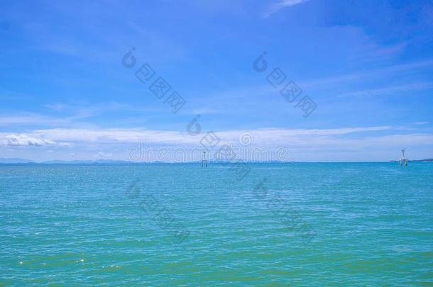 热带的田园诗般的洋和蓝色天采用假期时间