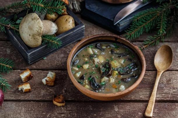 蘑菇汤采用陶器的碗和一铜p一n一nd蘑菇采用