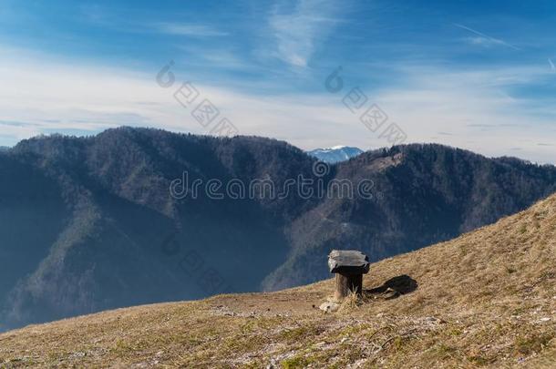 空闲的木制的长凳向一小山顶和美好的风景优美的看法