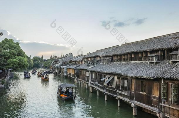 住宅和小船向河在黄昏采用乌镇,Ch采用a