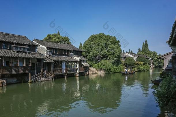 传统的亚洲人房屋在旁边河采用乌镇,Ch采用a