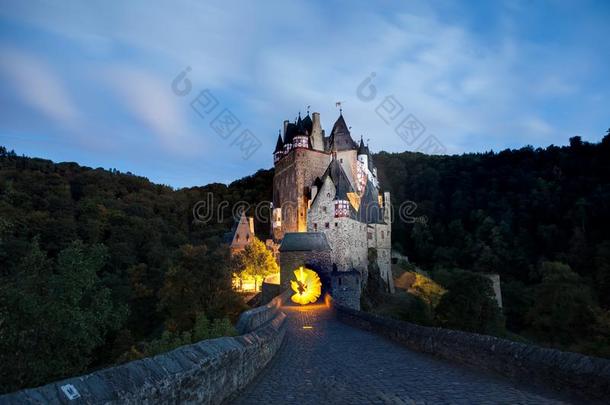 鬼似的埃茨城堡极少的量光绘画