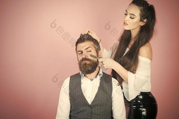 女人和剃刀,梳子将切开头发关于男人.