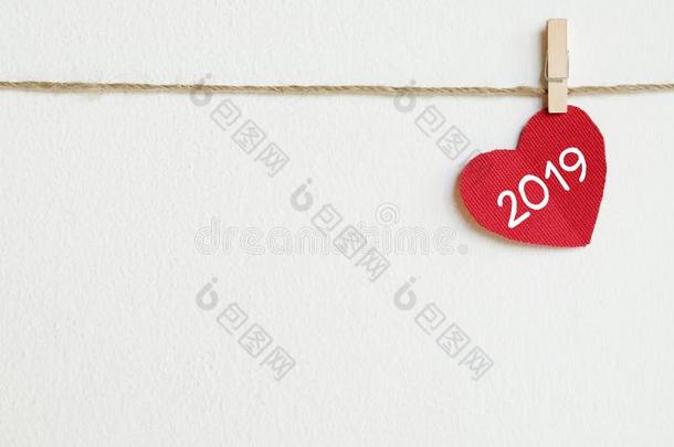 <strong>2019</strong>新的年招呼卡片样板,红色的织物心和<strong>2019</strong>