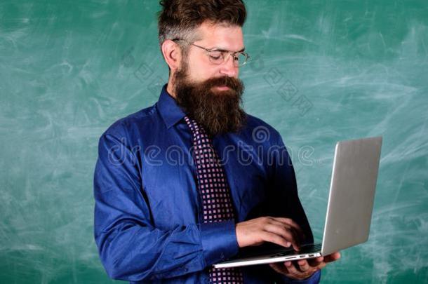 现代的科技教育.低到臀部的教师穿着眼镜和