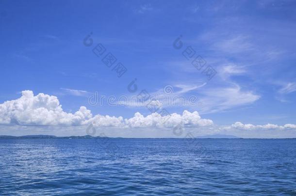令人惊异的田园诗般的洋和美丽的蓝色天采用假期时间