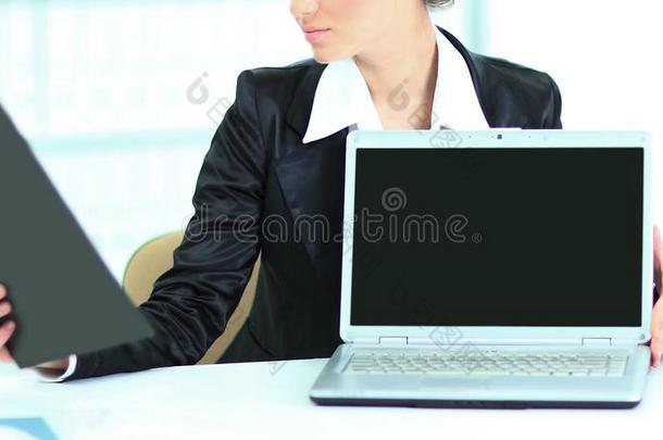 提交关于指已提到的人便携式电脑,商业女人,有样子的在指已提到的人使工作