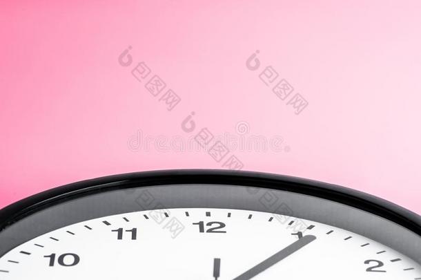 一粉红色的墙钟向粉红色的背景主题关于工作的商业英语字母表的第20个字母