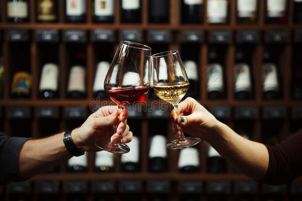 男人和女人喝饮料红色的和白色的葡萄酒同时