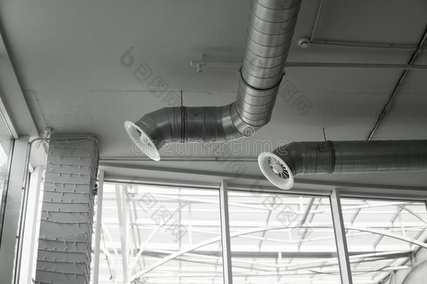 空气流通体系向指已提到的人天花板关于大大地建筑物.通气