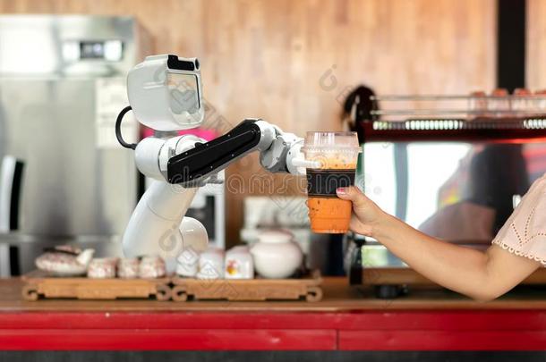 <strong>机器人</strong>科技拿住饮料向人使工作代替关于男人
