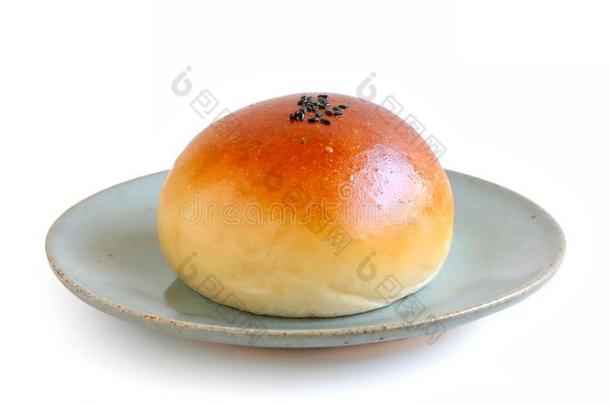 日本人红色的豆面团圆形的小面包或点心向盘子