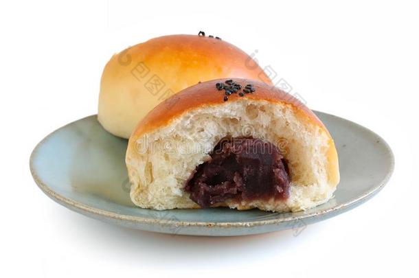 日本人红色的豆面团圆形的小面包或点心向盘子