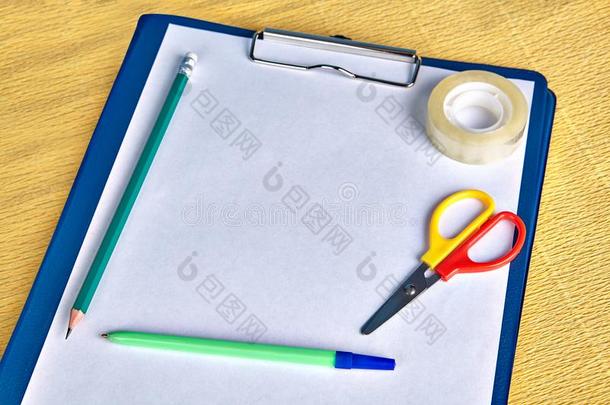 一4大小有纸夹的笔记板提出文件夹和文字实施.