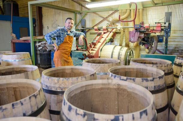 木材桶生产制桶工人使用铁锤和工具采用工作嘘