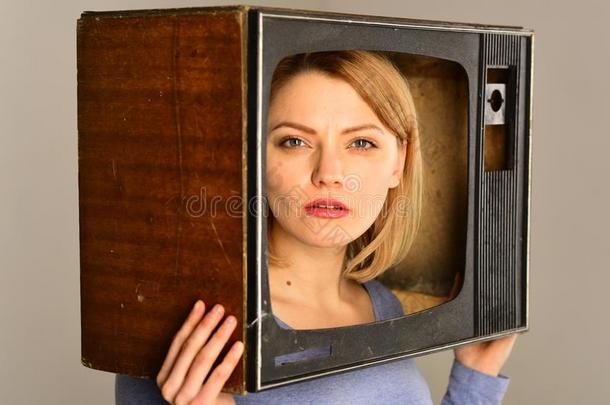 television电视机程序.女人拿住television电视机和挑选任何的程序.television电视机程序为