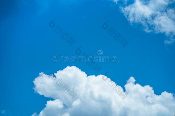 天蓝色白色的云明亮的天蓝色白色的云明亮的