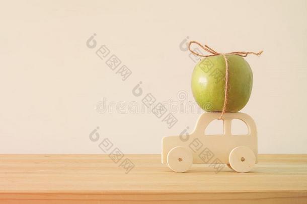 影像关于绿色的新鲜的苹果越过木制的汽车.罗什哈沙纳&字母x28;