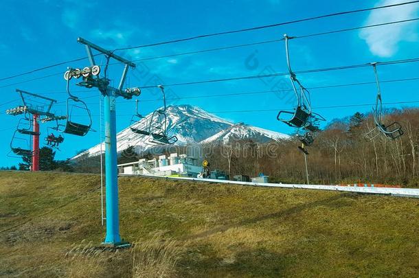 紫藤山看法通过滑雪举起关于雪城雪人.