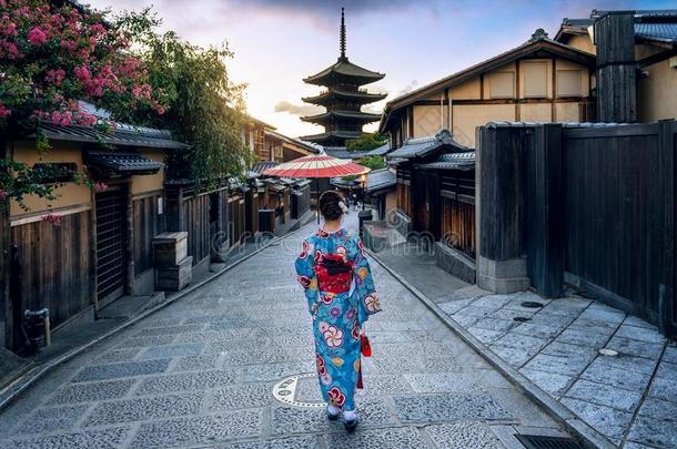 亚洲人女人使人疲乏的日本人传统的和服在八坂塔