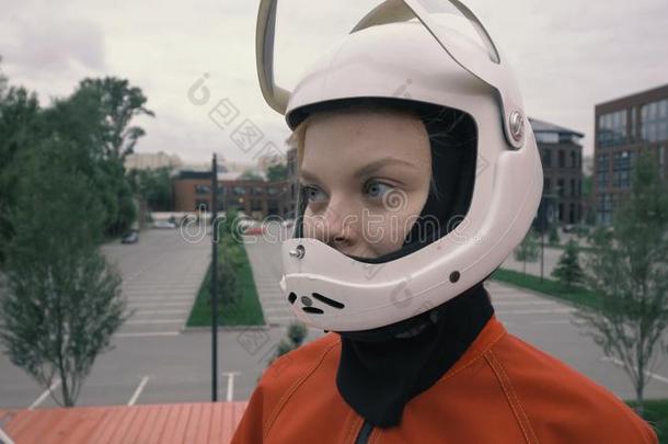 肖像年幼的女人使人疲乏的一保护的头盔.女孩采用tectorate保护国