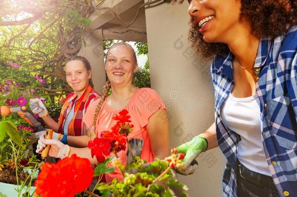 幸福的女儿种植花向台阶采用夏
