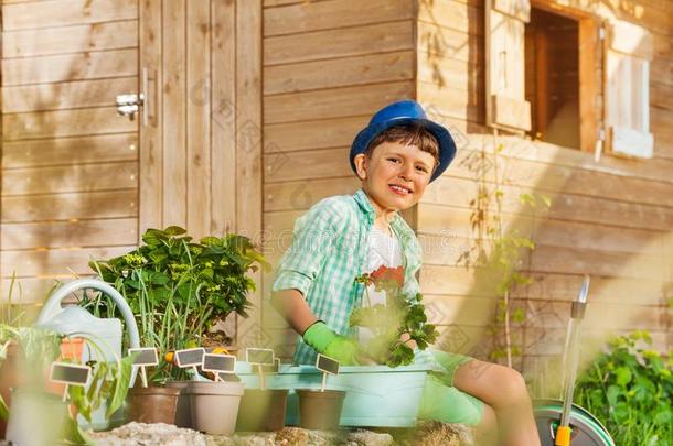 小的男孩工作的采用指已提到的人花园,pott采用g植物