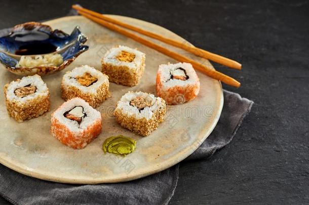 健康的日本人寿司和大豆和山葵