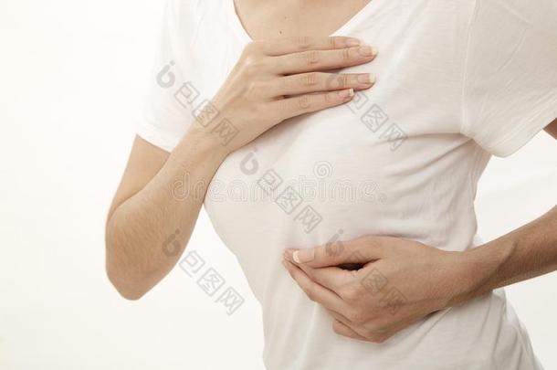 女人仔细检查她自己为乳房癌症