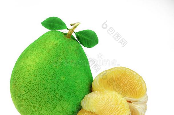 柚子纸浆在外部种子向白色的背景.泰国柚子英语字母表的第6个字母