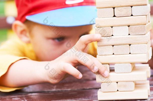 高加索人小孩是（be的三单形式演奏木材赛跑者起跑时脚底所撑的木块塔游戏为开业的英语字母表的第16个字母