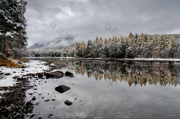 山湖从吃,松树树和石头和雪在镜子