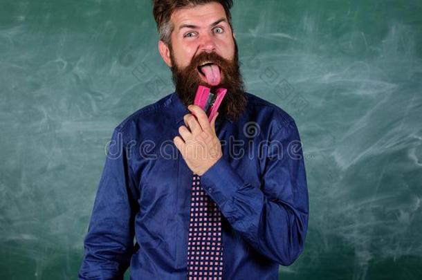 学校文具.教师有胡须的男人和粉红色的订书机政策