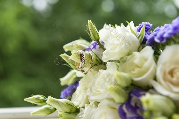 婚礼花束关于白色的玫瑰和婚礼戒指向一绿色的b一c