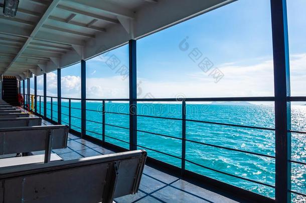 阳台关于巡游或小船和美丽的海洋看法向蓝色